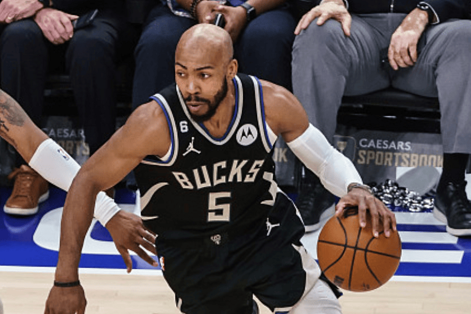 雄鹿险胜魔术，重振雄鹿战绩的简单介绍