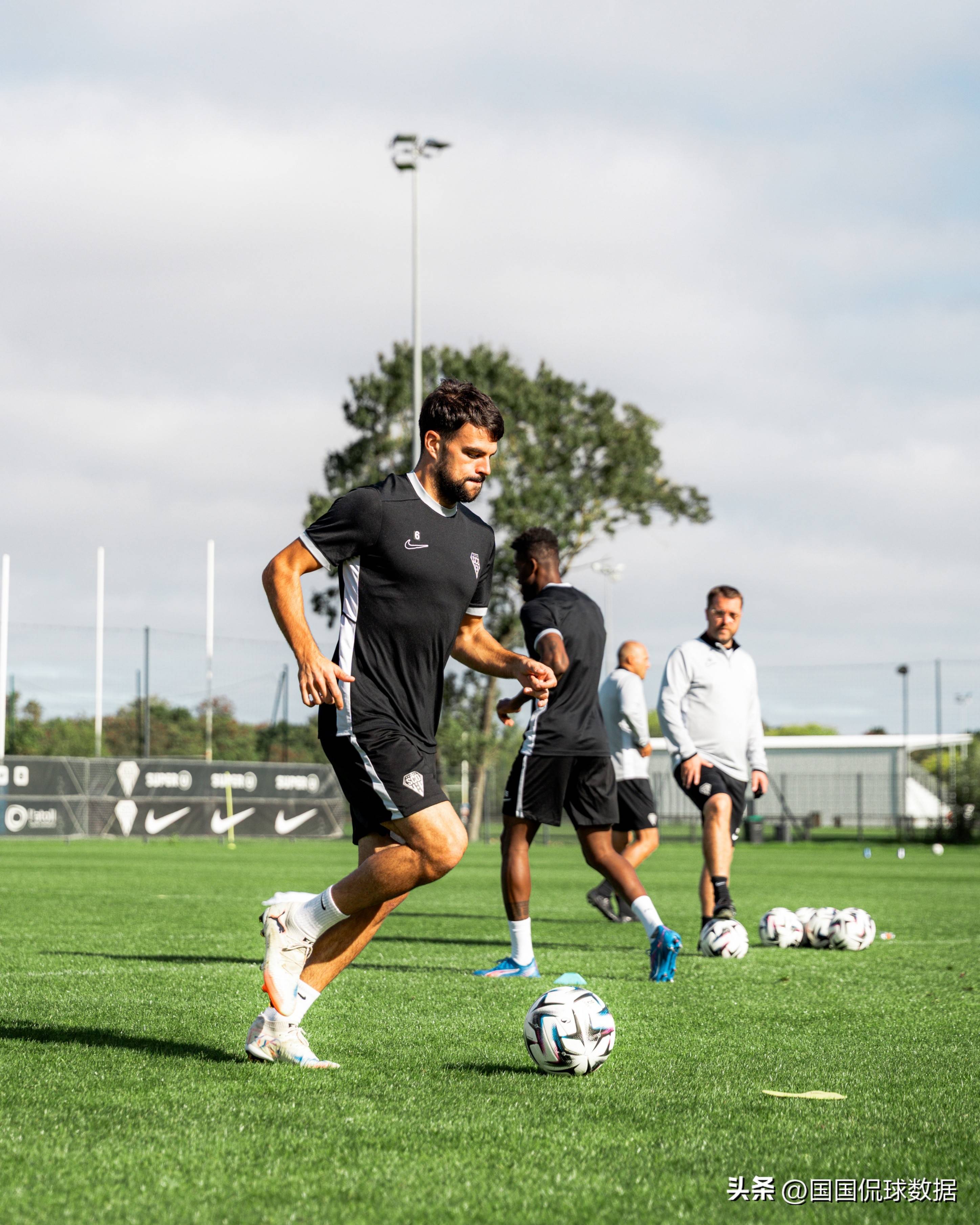 关于南特对阵昂热，力争客场胜利追随领头羊的信息