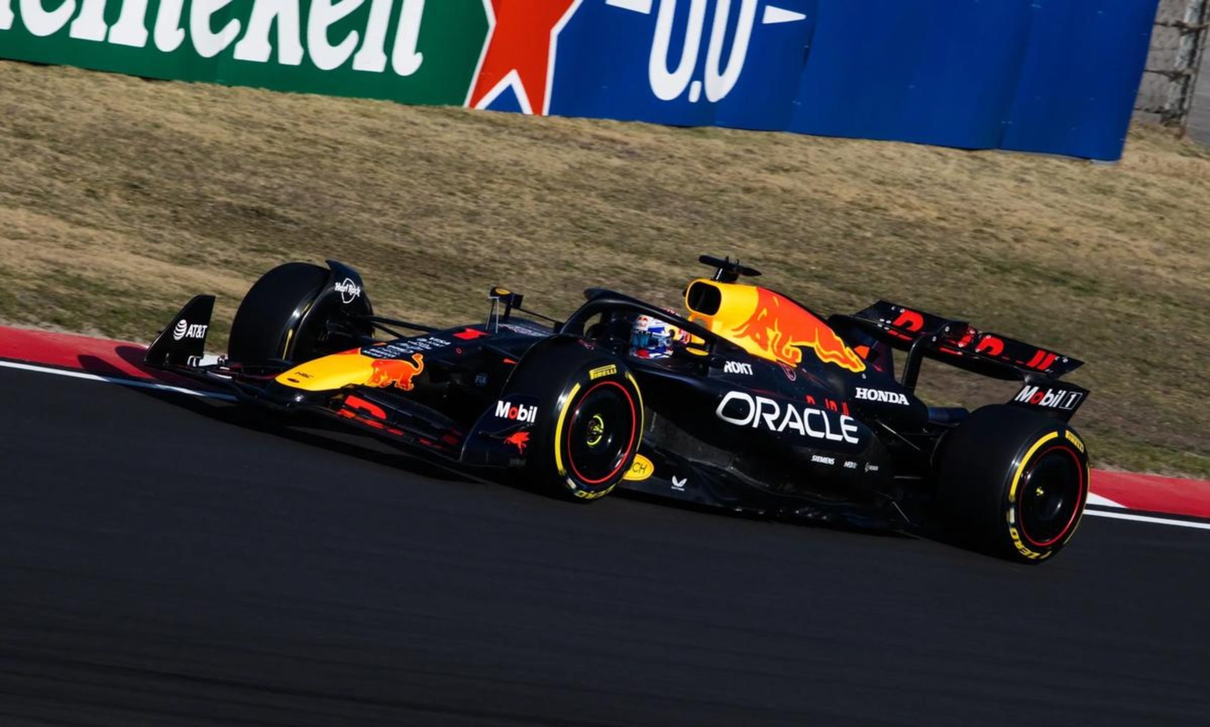 关于迈凯伦横扫红牛车队，汉密尔顿高光表现的信息