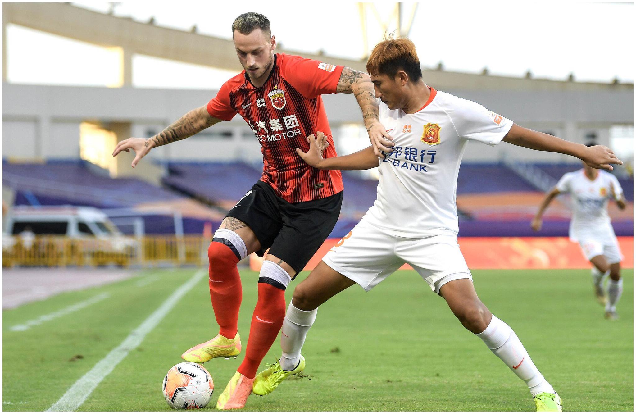 广东队主场大胜，稳居联赛榜首位置