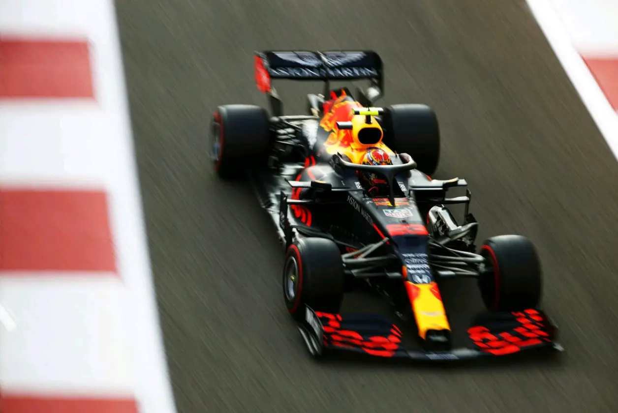 梅赛德斯翻盘阿斯顿马丁，佩雷兹刷新纪录