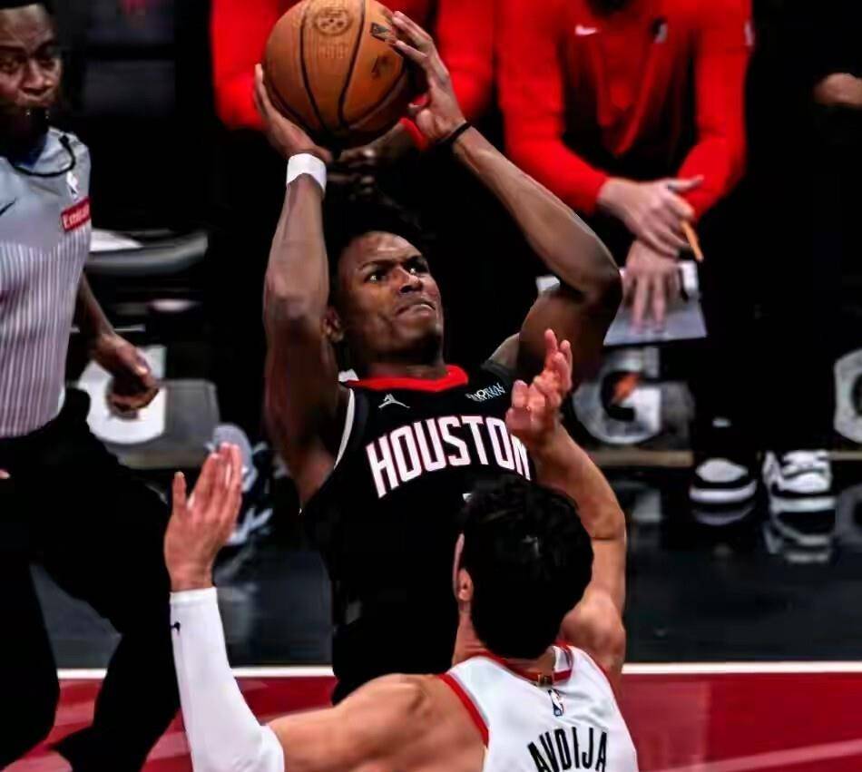 火箭险胜鹈鹕，恩比德带队取胜